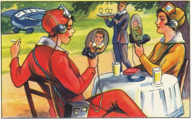 Frauen mit mobilen Video-Telefonen im Cafe - aus dem Jarh 1930
